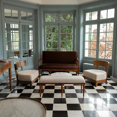 Chateau Hotel, Restaurant & De La Commanderie ホテル エイバン
