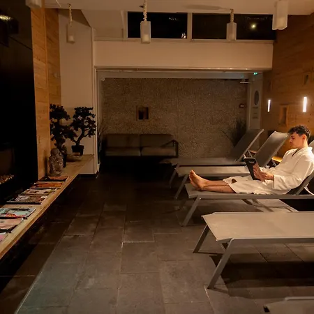 Chateau Hotel, Restaurant & De La Commanderie ホテル 4*