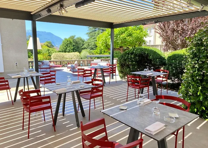ホテル Chateau Hotel, Restaurant & De La Commanderie エイバン
