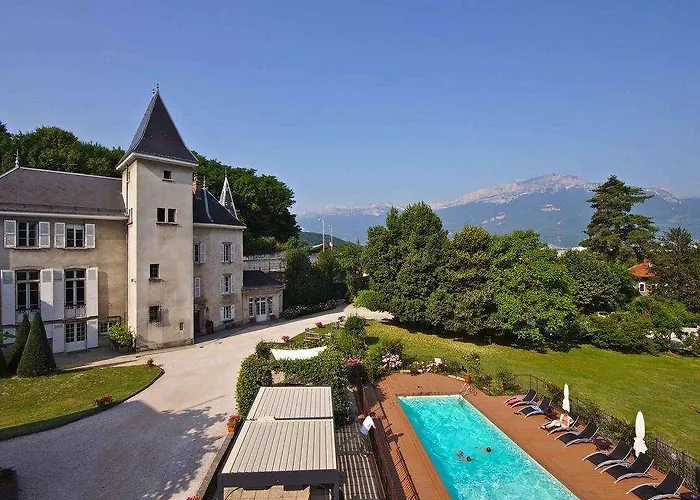 ホテル Chateau Hotel, Restaurant & De La Commanderie エイバン