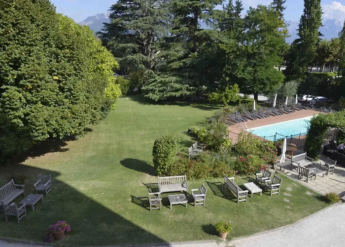 ホテル Chateau Hotel, Restaurant & De La Commanderie エイバン