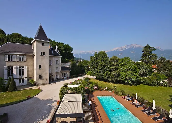 Chateau Hotel, Restaurant & De La Commanderie ホテル 4*