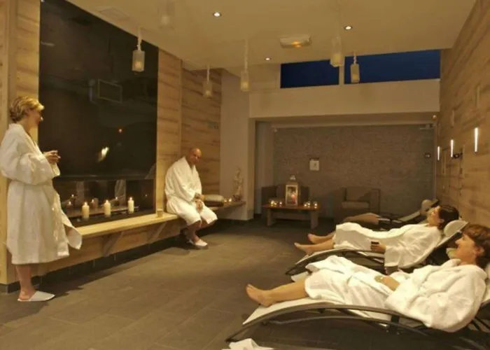 Chateau Hotel, Restaurant & De La Commanderie 4* エイバン