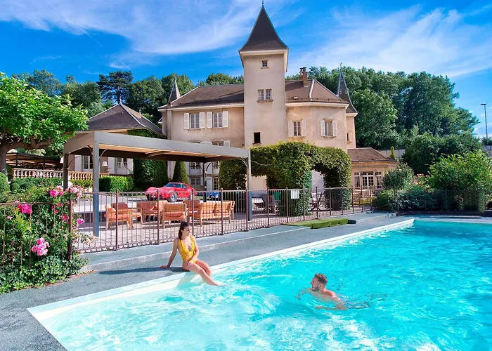 Chateau Hotel, Restaurant & De La Commanderie ホテル エイバン