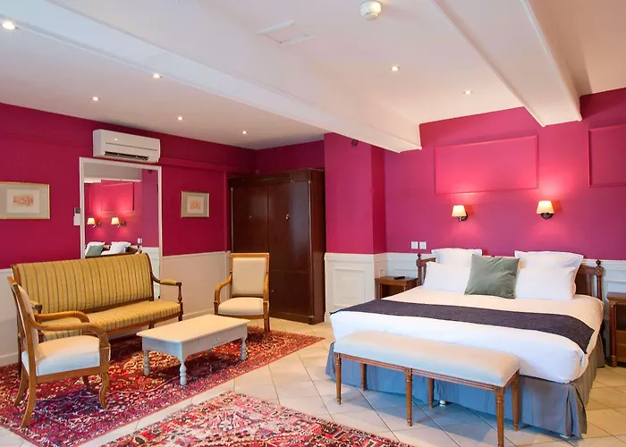Chateau Hotel, Restaurant & De La Commanderie ホテル エイバン