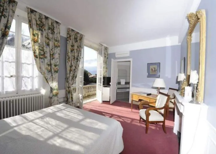 ホテル Chateau Hotel, Restaurant & De La Commanderie エイバン