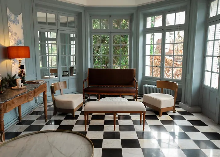 Chateau Hotel, Restaurant & De La Commanderie ホテル エイバン