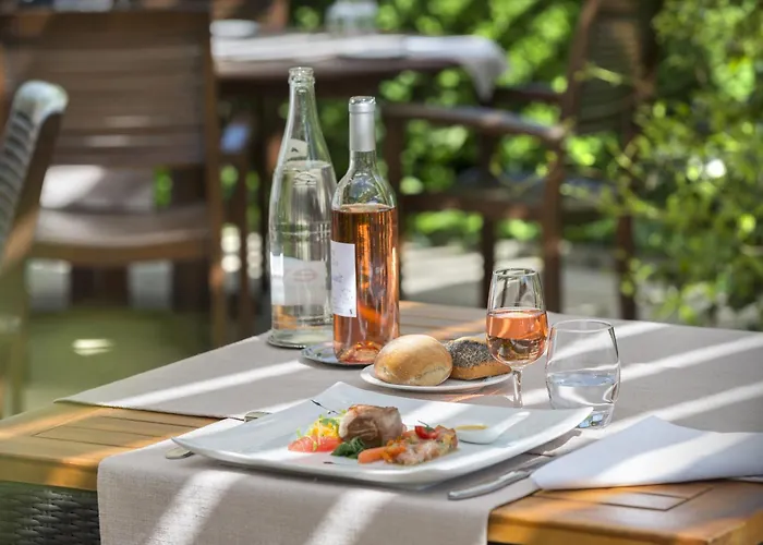 ホテル Chateau Hotel, Restaurant & De La Commanderie 4*