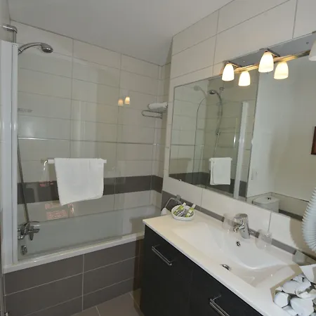 Chateau Hotel, Restaurant & De La Commanderie Hotell Eybens