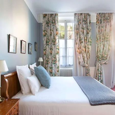 Chateau Hotel, Restaurant & De La Commanderie 3*