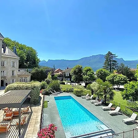 Chateau Hotel, Restaurant & De La Commanderie Hotel 4*