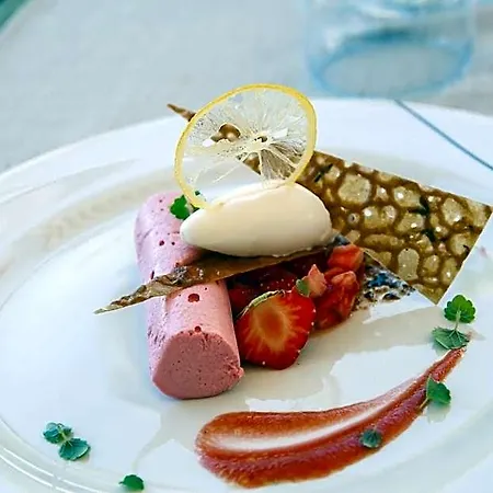 Chateau Hotel, Restaurant & De La Commanderie فندق 4*