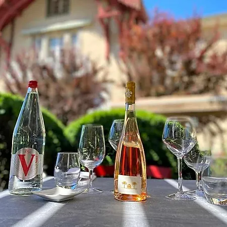 Chateau Hotel, Restaurant & De La Commanderie Hotel 4*