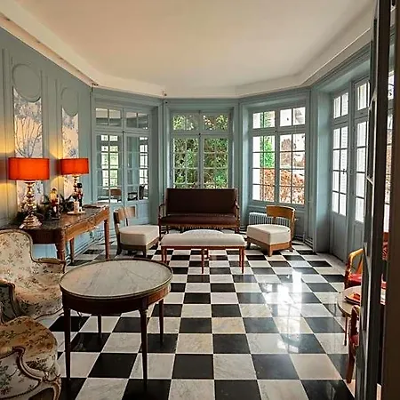 Chateau Hotel, Restaurant & De La Commanderie فندق