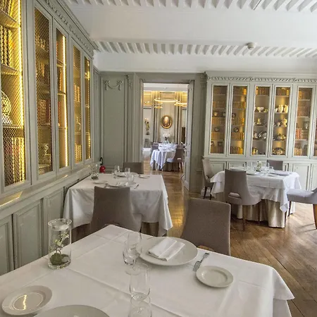Chateau Hotel, Restaurant & De La Commanderie Hotell