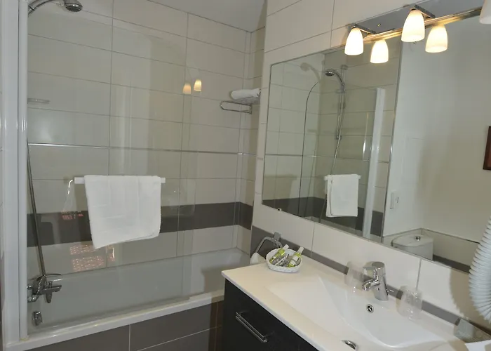 Chateau Hotel, Restaurant & De La Commanderie Hotell Eybens
