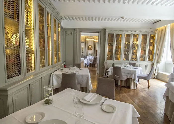 Chateau Hotel, Restaurant & De La Commanderie Hotell